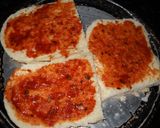 Foto del paso 2 de la receta: Pizzetas económicas de pan cocidas a la plancha