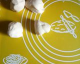A picture of step 3 of Chicken open momo.