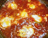 Hình bước làm 2 của món Trứng chần sauce cà chua