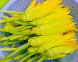 Hình bước làm 1 của món Bông Bí Nhồi Giò Sống Chiên Giòn