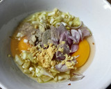 Foto langkah ke 2 dari resep Telur Dadar Bawang.