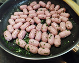 Foto del paso 4 de la receta: Salchichas mini con tomate y judías planas
