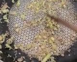 Hình bước làm 2 của món Thịt băm xào sả phiên bản tối giản