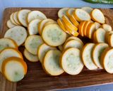 Une image de l'étape 4 de Courgettes jaunes et poivrons verts aux tomates séchées et épices.