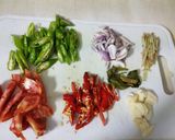 Foto langkah ke 2 dari resep Oseng cumi asin pedas 🍴.
