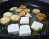 Hình bước làm 1 của món Đậu hũ non chiên giòn chà bông, mở hành ruốc sấy