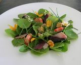 Une image de l'étape 1 de Salade terre-mer aux jeunes pousses et herbes sauvages.