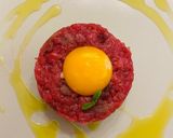Foto del passaggio 6 della ricetta Tartare di scottona, mela verde e tuorlo d'uovo