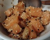 Foto del paso 2 de la receta: Poke bowl de salmón marinado