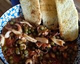 Foto del passaggio 6 della ricetta Calamari in umido con piselli e bruschette di pane
