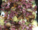Foto del paso 2 de la receta: Dorada al horno con patatas, setas y jamón