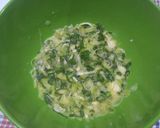 Foto langkah ke 3 dari resep Telur dadar bawang daun.