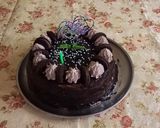 A picture of step 4 of Oreo truffles chocolate cake.