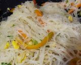 Foto langkah ke 4 dari resep Bihun Goreng Putih.