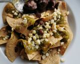 Foto del paso 7 de la receta: Chilaquiles con elote asado, frijoles negros y pepitas