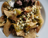 Foto del paso 7 de la receta: Chilaquiles con elote asado, frijoles negros y pepitas