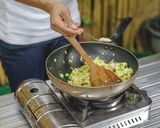 รูปขั้นตอนการทำที่ 14 ของ ข้าวผัดแกงเขียวหวาน ไก่ อาหารไทย เมนูผัด วิธีทำง่ายๆ