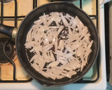 Foto del paso 6 de la receta: Tostadas de Tinga de Pollo