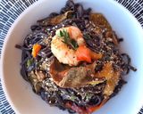 Foto del passaggio 5 della ricetta Noodles di riso nero con gamberi, peperoni e funghi