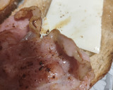 Foto del paso 2 de la receta: Tostadas de bacon, pollo, cebolla y miel/mostaza