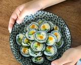 Hình bước làm 6 của món Bé làm cơm cuộn kimbap