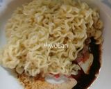 Foto langkah ke 2 dari resep Nasi Putih, Dadar Mie, Sosis Goreng (Bekal Makan Anak).