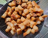 A picture of step 4 of Bún riêu cua with crispy pork fat.