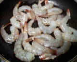 Foto del paso 3 de la receta: Langostinos al ajillo con perejil