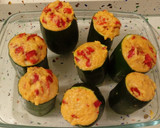 Foto del paso 5 de la receta: Salmón al vapor con eneldo, calabacines gratinados rellenos de pimientos y frutos secos