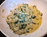 Tejszínes cukkini spagetti tésztával recept fázis 4 fotója