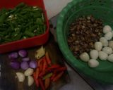 Foto langkah ke 1 dari resep Tumis kerang telur puyuh bunga bawang.