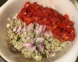 Une image de l'étape 4 de Salade de riz thon blanc, oignon de roscoff, feta, olives, tomates.