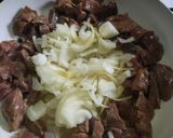 Foto del paso 3 de la receta: Hígado encebollado sobre puré