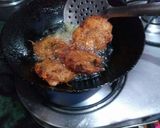 A picture of step 3 of Allo Tikki with white matar.