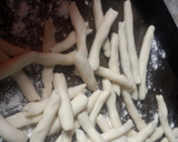 Foto del paso 4 de la receta: Fideos al"fierrito"de sémola sin huevo con verduras salteadas🍝🍳🌾🍆🍅