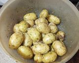 Foto del paso 3 de la receta: Pollo cocido y embarrado al horno con papas asadas