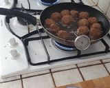 Foto del passaggio 19 della ricetta Polpette di melanzane, feta e menta su crema di ceci alle noci