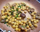 Foto del paso 2 de la receta Ensalada de garbanzos y setas con salsa de nueces, mostaza y miel