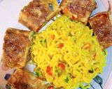 A picture of step 5 of Egg omelette with noodles.