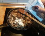 Foto del paso 4 de la receta: Pollo con setas y champiñones con nata
