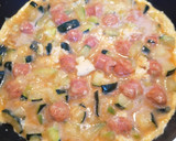 Foto del paso 4 de la receta: Tortilla de calabacín y longaniza roja