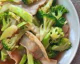 รูปขั้นตอนการทำที่ 3 ของ "บร็อคโคลี่หมูสามชั้นผัดน้ำมันหอย" 🥦🥓