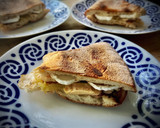 Foto del paso 3 de la receta: Bocadillo caliente de rulo cabra con bonito y cebolla caramelizada