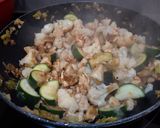 Foto del paso 3 de la receta Wok de puerro, coliflor, calabacín y pollo