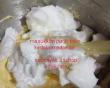 Foto langkah ke 5 dari resep Marble Cake lembut dan enak.
