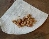 صورة لخطوة 2 من وصفة خبز التورتيلا بحشوة الدجاج والجبنة الشيدر طعم رووعة ☺ 😋 😋