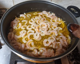 Foto del paso 3 de la receta: Espaguetis nero di sepia con gambas al ajillo