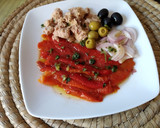 Foto del paso 1 de la receta: Ensalada de pimiento escalibado, cebolla y atún