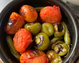 Foto del paso 1 de la receta: Salsa asada (chile serrano, jitomates y tomates)