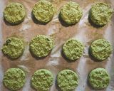 Foto del passaggio 9 della ricetta Insalata colorata di frutti e noci con mini burger di quinoa spinaci e ricotta